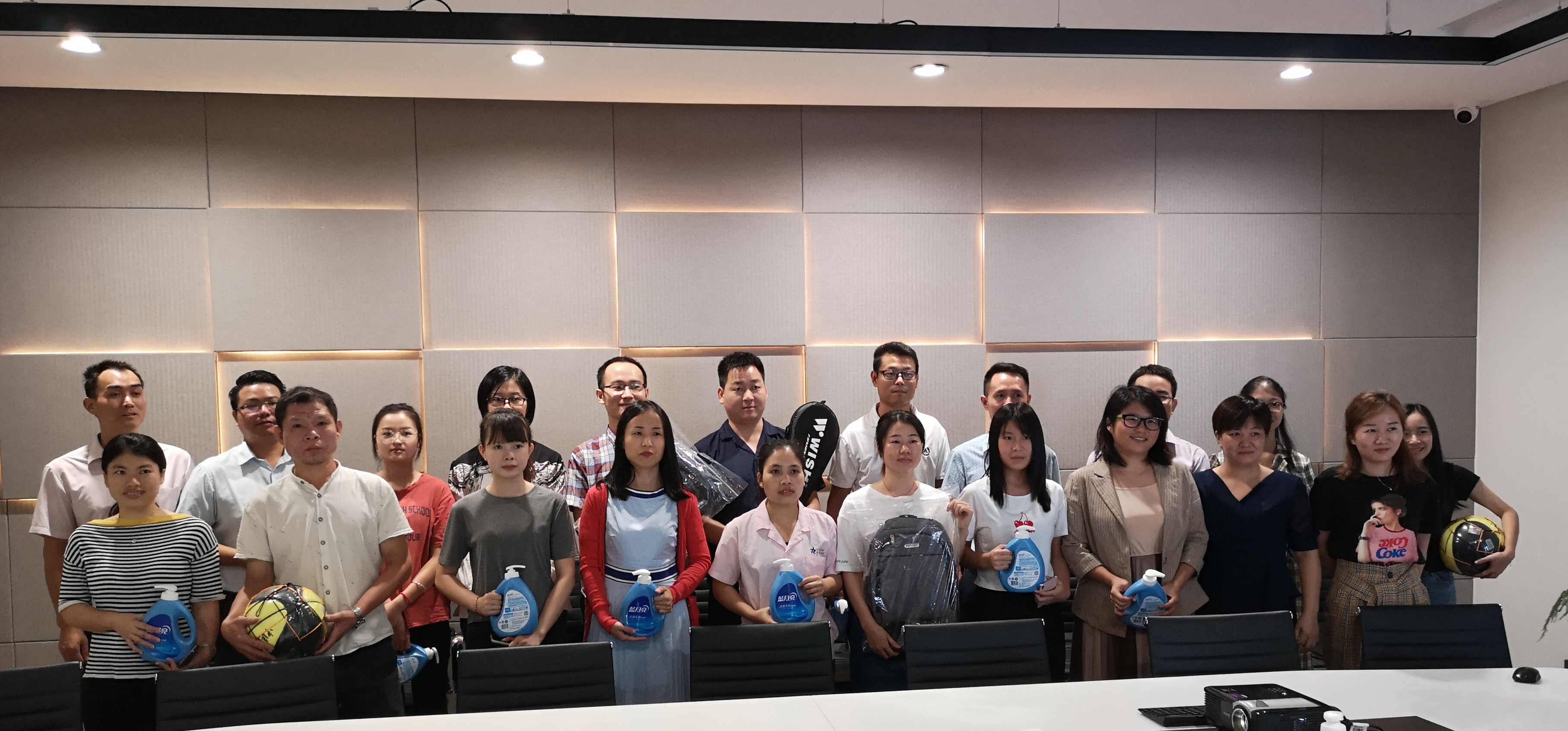 2019“容辰杯”羽毛球比賽(圖1) 2019“容辰杯”羽毛球比賽(圖1)